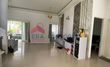 Jual Sewa Rumah Bagus Terawat Siap Huni Ada Kolam Renang Included 6 AC Water Heater & Kitchen Set Dalam Perumahan di Rejomulyo Kota Kediri Posisi Hook