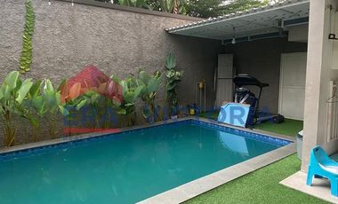 Jual Sewa Rumah Bagus Terawat Siap Huni Ada Kolam Renang Included 6 AC Water Heater & Kitchen Set Dalam Perumahan di Rejomulyo Kota Kediri Posisi Hook