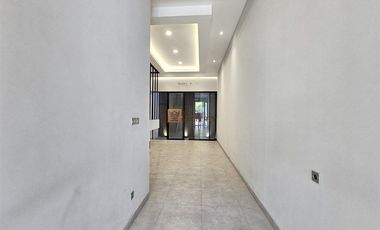 Desain Modern dan Kontemporer Rumah 2,5 Lantai di Jelambar Kavling Polri, Dekat Mall Ciputra, Royal Taruma, Sekolah Hati Kudus
