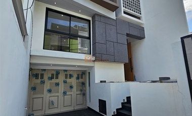 Rumah Idaman Keluarga Dijual Rumah 2 1/2 lantai di jelambar kavling polri Luxury Living: Rumah Modern dengan Desain Elegan di lokasi yang strategis
