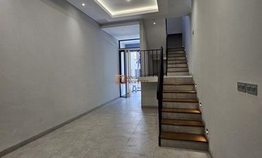 Rumah Idaman Keluarga Dijual Rumah 2 1/2 lantai di jelambar kavling polri Luxury Living: Rumah Modern dengan Desain Elegan di lokasi yang strategis