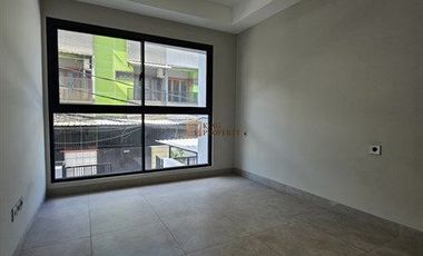 Rumah Idaman Keluarga Dijual Rumah 2 1/2 lantai di jelambar kavling polri Luxury Living: Rumah Modern dengan Desain Elegan di lokasi yang strategis