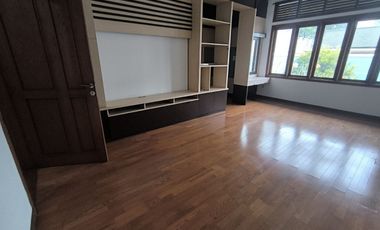 Sewa Rumah Luas 2 Lantai Di Komplek Batununggal dkt Buah Batu