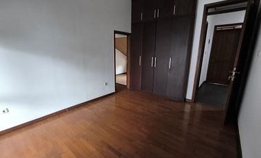 Sewa Rumah Luas 2 Lantai Di Komplek Batununggal dkt Buah Batu