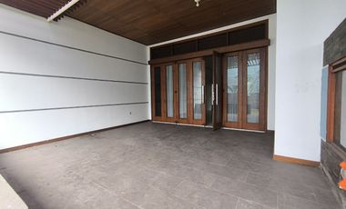 Sewa Rumah Luas 2 Lantai Di Komplek Batununggal dkt Buah Batu