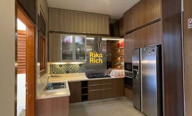 RUMAH MEGAH JAWA MODERN FULL FURNISHED BERKUALITAS ISTIMEWA LOKASI STRATEGIS DALAM KOTA JOGJA AKSES MUDAH SIAP HUNI