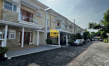 RUMAH MEWAH BARU DEKAT KE KAMPUS UGM SELANGKAH KE TUGU JOGJA