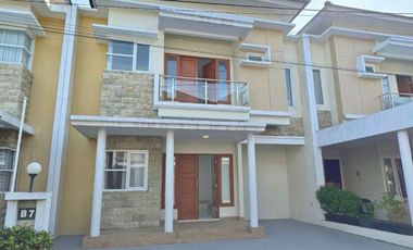 RUMAH MEWAH BARU DEKAT KE KAMPUS UGM SELANGKAH KE TUGU JOGJA