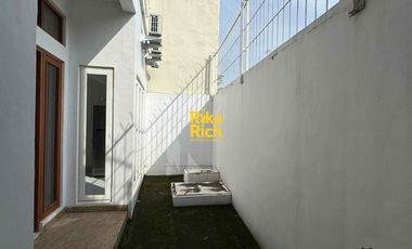 RUMAH MEWAH BARU DEKAT KE KAMPUS UGM SELANGKAH KE TUGU JOGJA