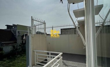 RUMAH MEWAH BARU DEKAT KE KAMPUS UGM SELANGKAH KE TUGU JOGJA