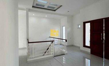 RUMAH MEWAH BARU DEKAT KE KAMPUS UGM SELANGKAH KE TUGU JOGJA