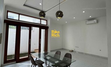 RUMAH MEWAH BARU DEKAT KE KAMPUS UGM SELANGKAH KE TUGU JOGJA