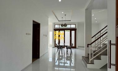 RUMAH MEWAH BARU DEKAT KE KAMPUS UGM SELANGKAH KE TUGU JOGJA