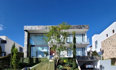 HERMOSA CASA MODERNA DE VENTA EN VILLA FONTANA PUEMBO!!! FRENTE A ARRAYANES!!