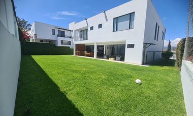 HERMOSA CASA MODERNA DE VENTA EN VILLA FONTANA PUEMBO!!! FRENTE A ARRAYANES!!