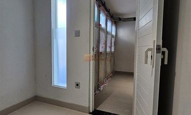 Minimalis Modern Jual Rumah 2,5 Lt Unfurnished Dengan 3 Kamar Tidur Strategis Dekat Pasar Grogol, Central Park Mall Rumah di Kavling Polri Jelambar