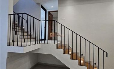 Minimalis Modern Jual Rumah 2,5 Lt Unfurnished Dengan 3 Kamar Tidur Strategis Dekat Pasar Grogol, Central Park Mall Rumah di Kavling Polri Jelambar
