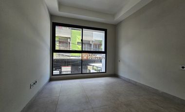 Minimalis Modern Jual Rumah 2,5 Lt Unfurnished Dengan 3 Kamar Tidur Strategis Dekat Pasar Grogol, Central Park Mall Rumah di Kavling Polri Jelambar