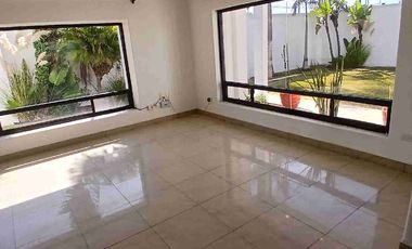 Se renta amplia casa de 4 recamaras