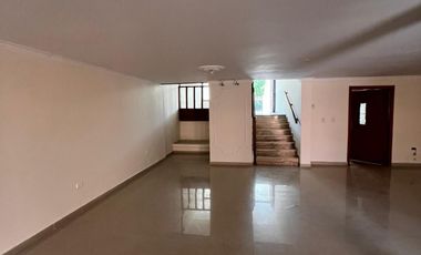 Oportunidad Única: Amplia Casa de 3 Niveles con Doble Depósito y Zonas de Labores.