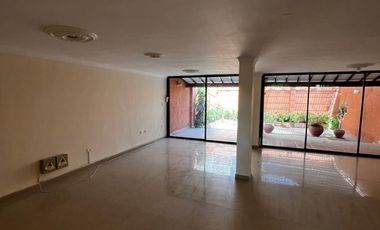 Oportunidad Única: Amplia Casa de 3 Niveles con Doble Depósito y Zonas de Labores.