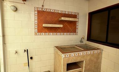 Oportunidad Única: Amplia Casa de 3 Niveles con Doble Depósito y Zonas de Labores.