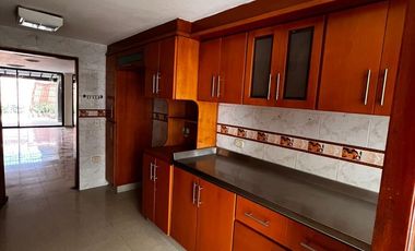 Oportunidad Única: Amplia Casa de 3 Niveles con Doble Depósito y Zonas de Labores.