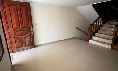 Oportunidad Única: Amplia Casa de 3 Niveles con Doble Depósito y Zonas de Labores.