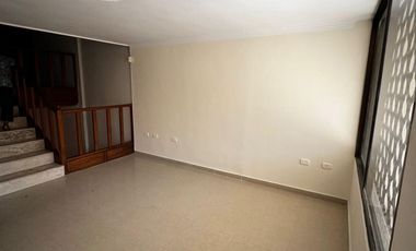 Oportunidad Única: Amplia Casa de 3 Niveles con Doble Depósito y Zonas de Labores.