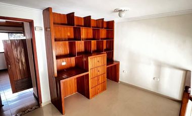 Oportunidad Única: Amplia Casa de 3 Niveles con Doble Depósito y Zonas de Labores.