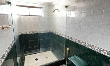 Oportunidad Única: Amplia Casa de 3 Niveles con Doble Depósito y Zonas de Labores.