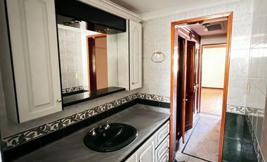 Oportunidad Única: Amplia Casa de 3 Niveles con Doble Depósito y Zonas de Labores.