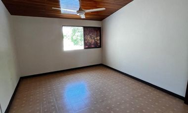 Oportunidad Única: Amplia Casa de 3 Niveles con Doble Depósito y Zonas de Labores.