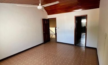 Oportunidad Única: Amplia Casa de 3 Niveles con Doble Depósito y Zonas de Labores.