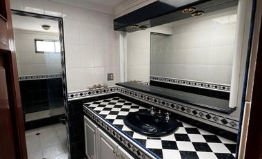 Oportunidad Única: Amplia Casa de 3 Niveles con Doble Depósito y Zonas de Labores.