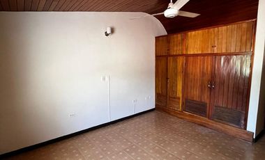 Oportunidad Única: Amplia Casa de 3 Niveles con Doble Depósito y Zonas de Labores.