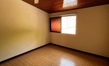 Oportunidad Única: Amplia Casa de 3 Niveles con Doble Depósito y Zonas de Labores.