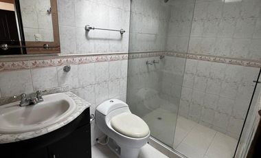 Oportunidad Única: Amplia Casa de 3 Niveles con Doble Depósito y Zonas de Labores.