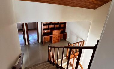 Oportunidad Única: Amplia Casa de 3 Niveles con Doble Depósito y Zonas de Labores.