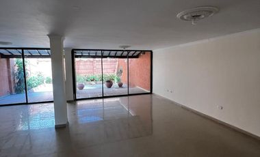 Oportunidad Única: Amplia Casa de 3 Niveles con Doble Depósito y Zonas de Labores.