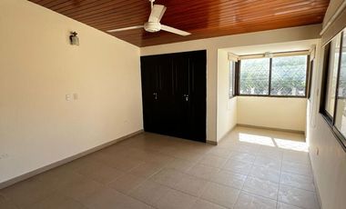 Oportunidad Única: Amplia Casa de 3 Niveles con Doble Depósito y Zonas de Labores.