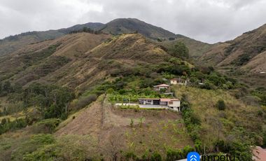 Se vende amplio terreno con dos casas en Landangui-Malacatos