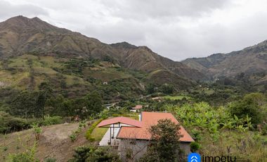 Se vende amplio terreno con dos casas en Landangui-Malacatos