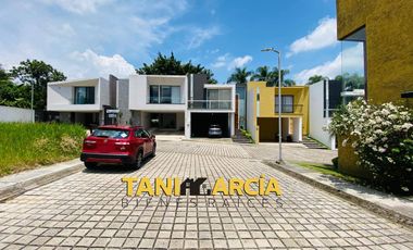 Vendo Bonita y cómoda Casa con recámara en planta baja en Fortín, Fraccionamiento Privado.