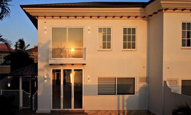 Vendo o Alquilo Casa ESTRENO tipo Town House con Vista a la Laguna en Urb. La Laguna
