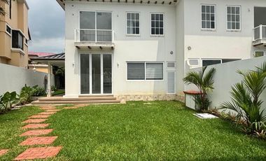 Vendo o Alquilo Casa ESTRENO tipo Town House con Vista a la Laguna en Urb. La Laguna