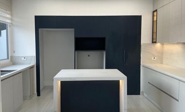 Vendo o Alquilo Casa ESTRENO tipo Town House con Vista a la Laguna en Urb. La Laguna