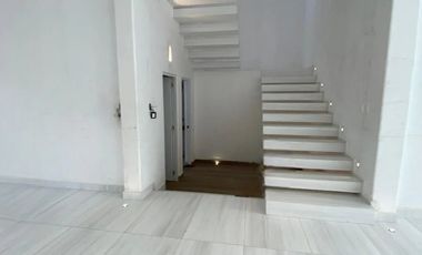 Vendo o Alquilo Casa ESTRENO tipo Town House con Vista a la Laguna en Urb. La Laguna