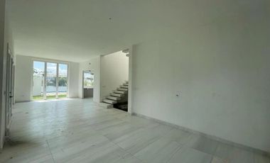 Vendo o Alquilo Casa ESTRENO tipo Town House con Vista a la Laguna en Urb. La Laguna