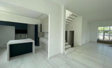 Vendo o Alquilo Casa ESTRENO tipo Town House con Vista a la Laguna en Urb. La Laguna